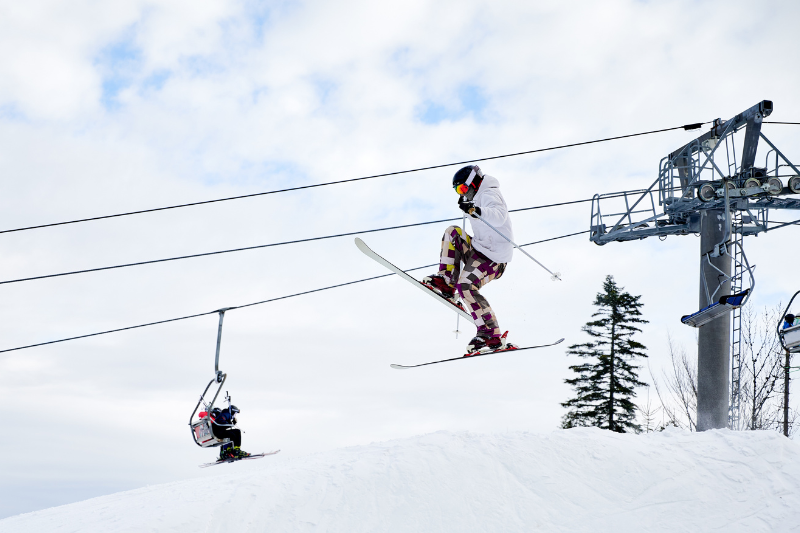 Selon le type de ski pratiqué et le niveau du skieur, la taille des skis va varier