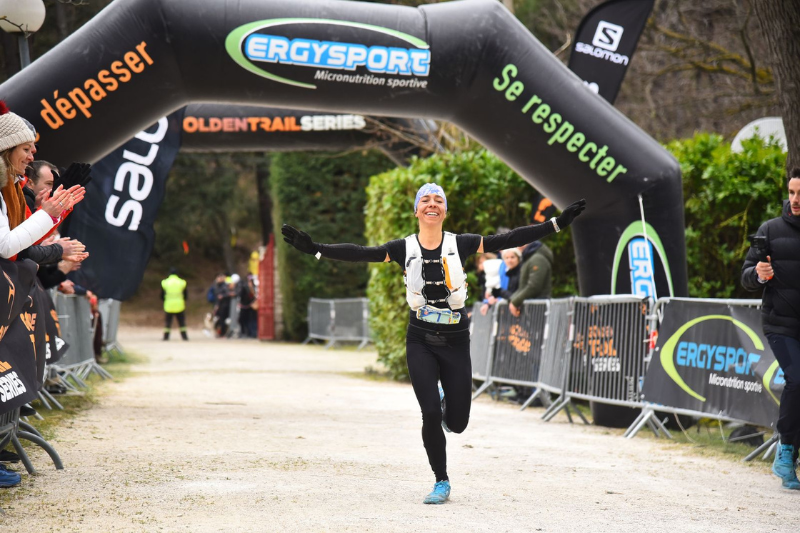 Photo d’une coureuse terminant sa course du trail du Ventoux 2022