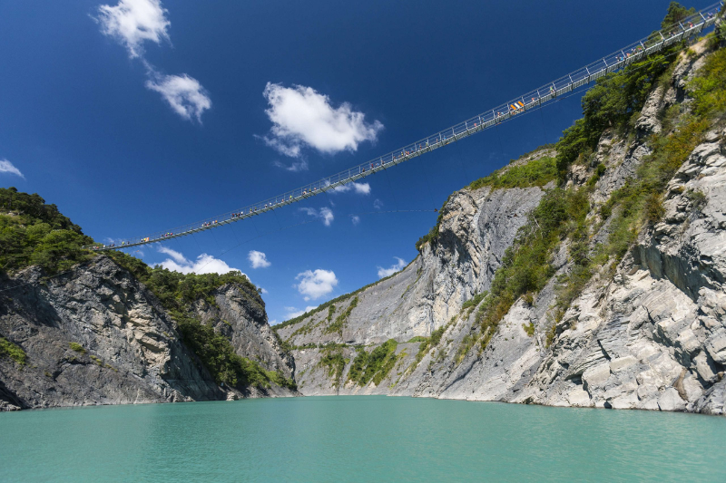 Photo des coureurs sur l’une des passerelles du trail