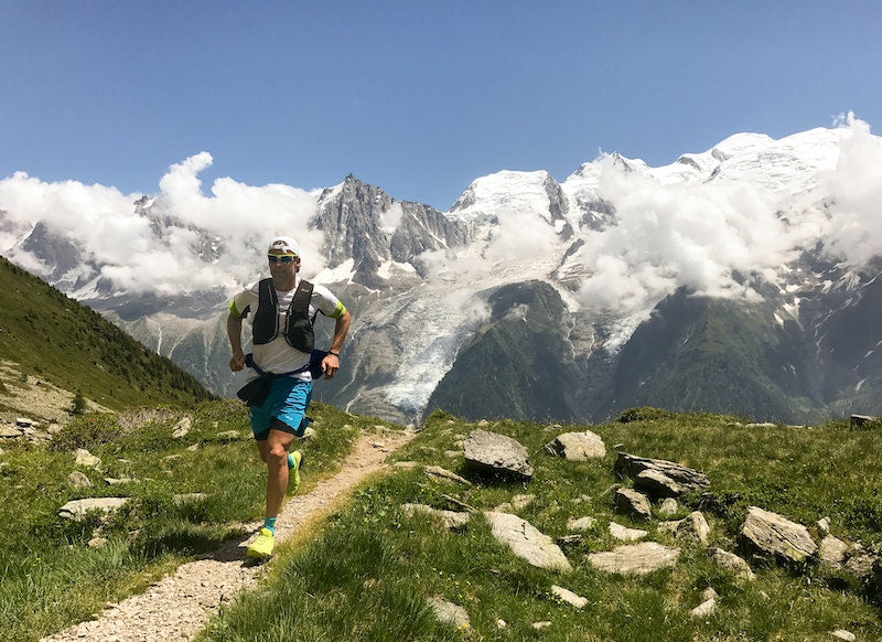 Un traileur en plein parcours de trail running