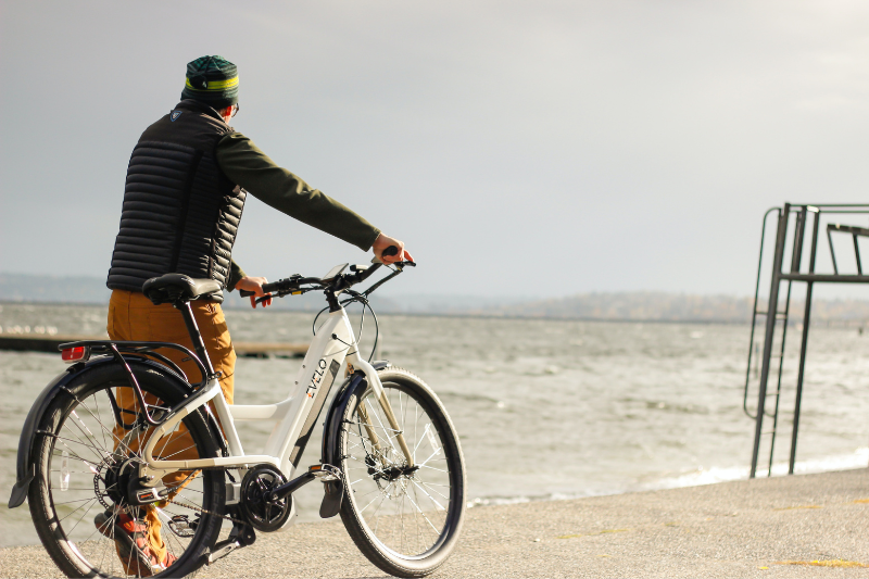 Un vélo à assistance électrique est un vélo doté d’un moteur et d’une batterie