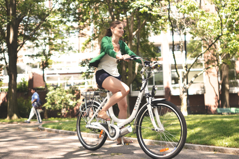 Le vélo électrique de ville s’adapte bien aux trajets du quotidien
