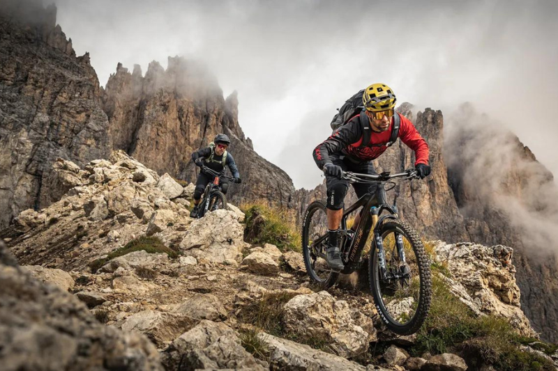 Le vélo électrique tout terrain possède un moteur puissant pour les terrains accidentés