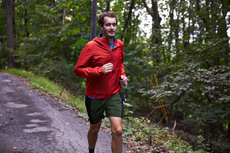 Photo d’un coureur portant une veste de running pour homme