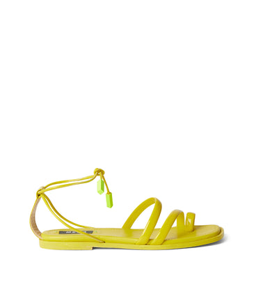 Low sandals with patent leather straps