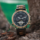 montre en bois dans la nature