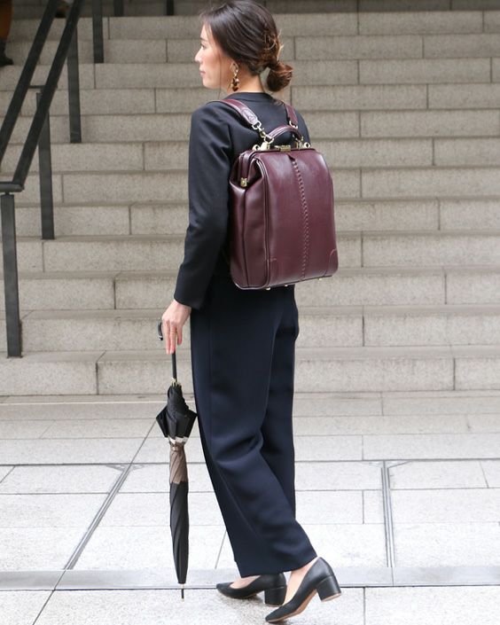 Toyooka-made Dulles bag, vertical M, that matches a suit