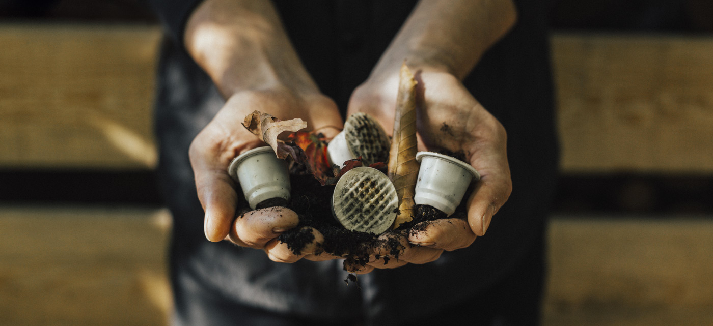 Hand compost nespresso capsules