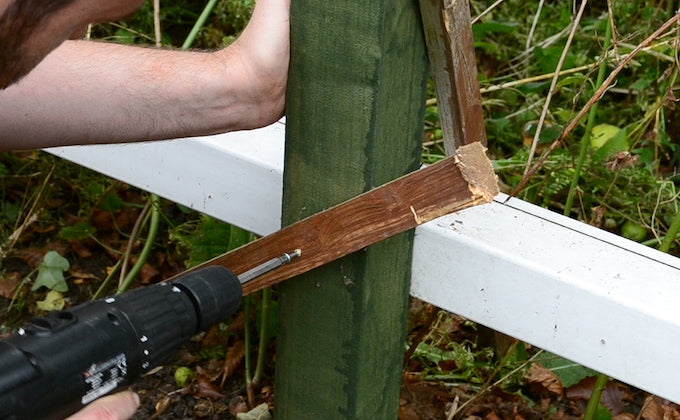 installing fence panels