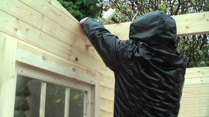 Installing roof joints in log cabin