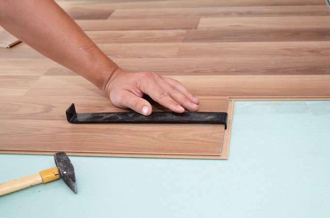 Laying laminate flooring with blue insulation