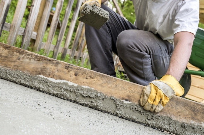 Levelling wet concrete before dries