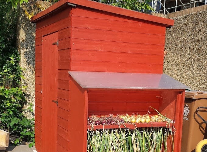 Red shed with side addition for drying onions