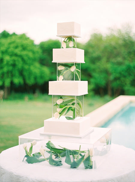 13 Trendy Acrylic or Lucite Wedding Decor Ideas for Modern Bride