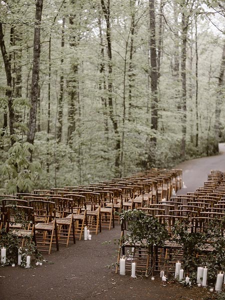 When it comes to selecting a wedding venue with natural vibe, there are lots of outdoor options to choose from