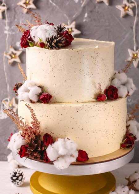 12 Amazing Fall And Winter Wedding Cakes With Pinecones