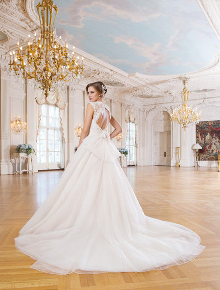 Ball Gown Wedding Dress Inspired By Elegant Ballroom Wedding Ideas and Decorations