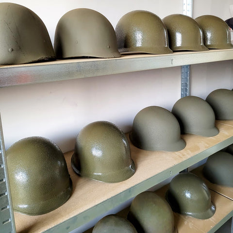 Drying US M1 helmets on a shelf | Mon Casque M1