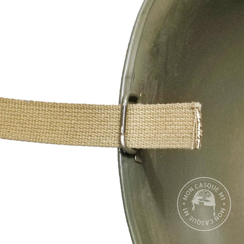 Passage of the chinstrap strap in the trigger guard of the US M1 helmet
