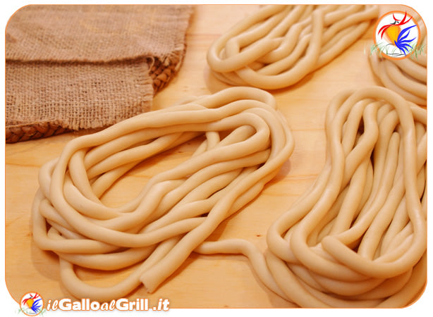 Filatelli, ricetta base per un formato di pasta tipico del sud italia, molto utilizzato nel passato recente della cucina regionale Calabrese. Un formato di pasta lunga che richiede una notevole pazienza nella preparazione ma che ripaga ampiamente gli sforzi sin dalla prima forchettata.