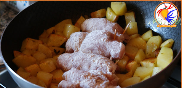 Fate un fondo d’olio in padella, aggiungete la cipolla a tocchetti, le patate a cubetti, origano, sale e lasciate cuocere 15 minuti circa. Mentre le patate sono in padella, stendete le fettine di petto di pollo (non molto sottili) e adagiate su ognuna di esse una fettina di speck e 2 prugne.  Avvolgete la fettina a formare un involtino, fermate i lati con degli stuzzicadenti e infarinate. Evitate l’aggiunta di  sale in quanto lo speck è già abbastanza saporito.  Fate spazio in padella tra le patate e mettete a cuocere gli involtini. A fiamma vivace bagnate con della birra e fate evaporare.  Portate a cottura gli involtini e le patate facendole dorare per circa 15/20 minuti.  I vostri involtini di petto di pollo e prugne sono pronti! Servite caldi