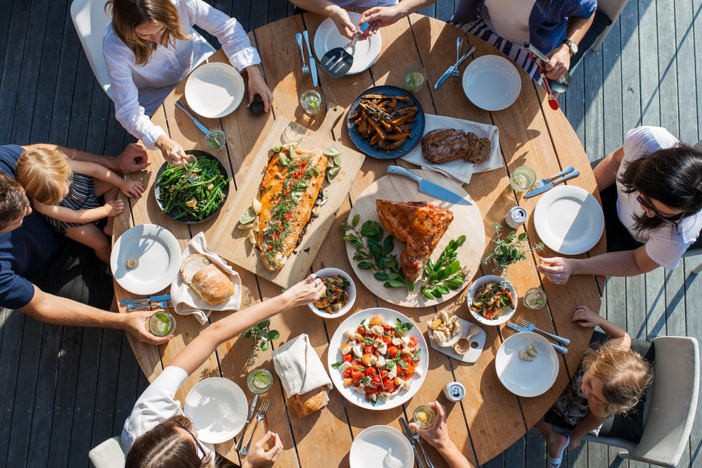 Un repas en famille autour d’une table bien garnie