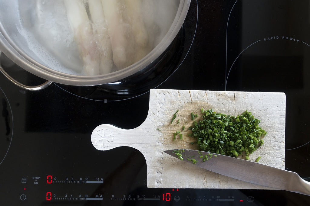 Les différentes zones de cuisson et commandes d'une cuisinière à induction