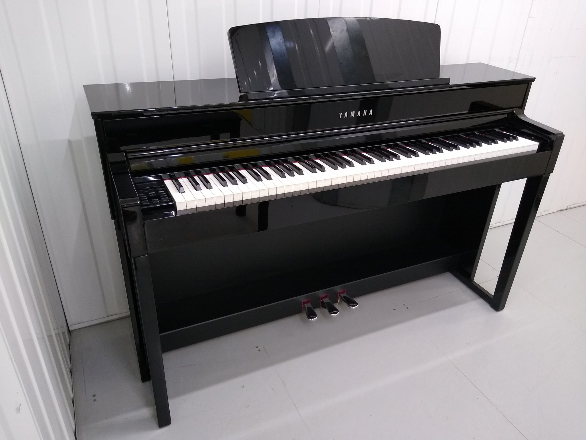 Yamaha Clavinova CLP-545PE in Polished Ebony glossy black. stock