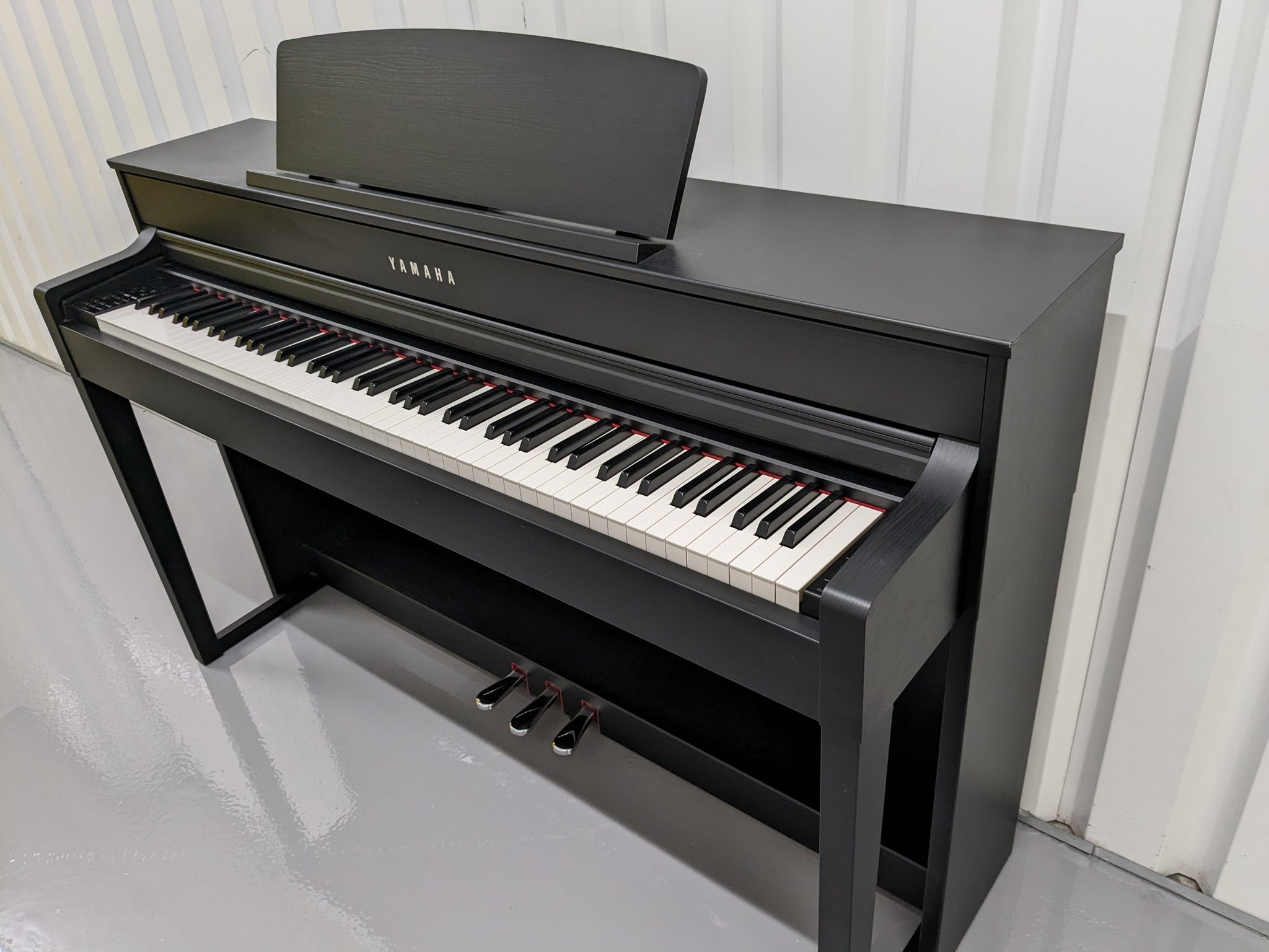 Yamaha Clavinova CLP-545 in satin black with stool. stock nr 22481