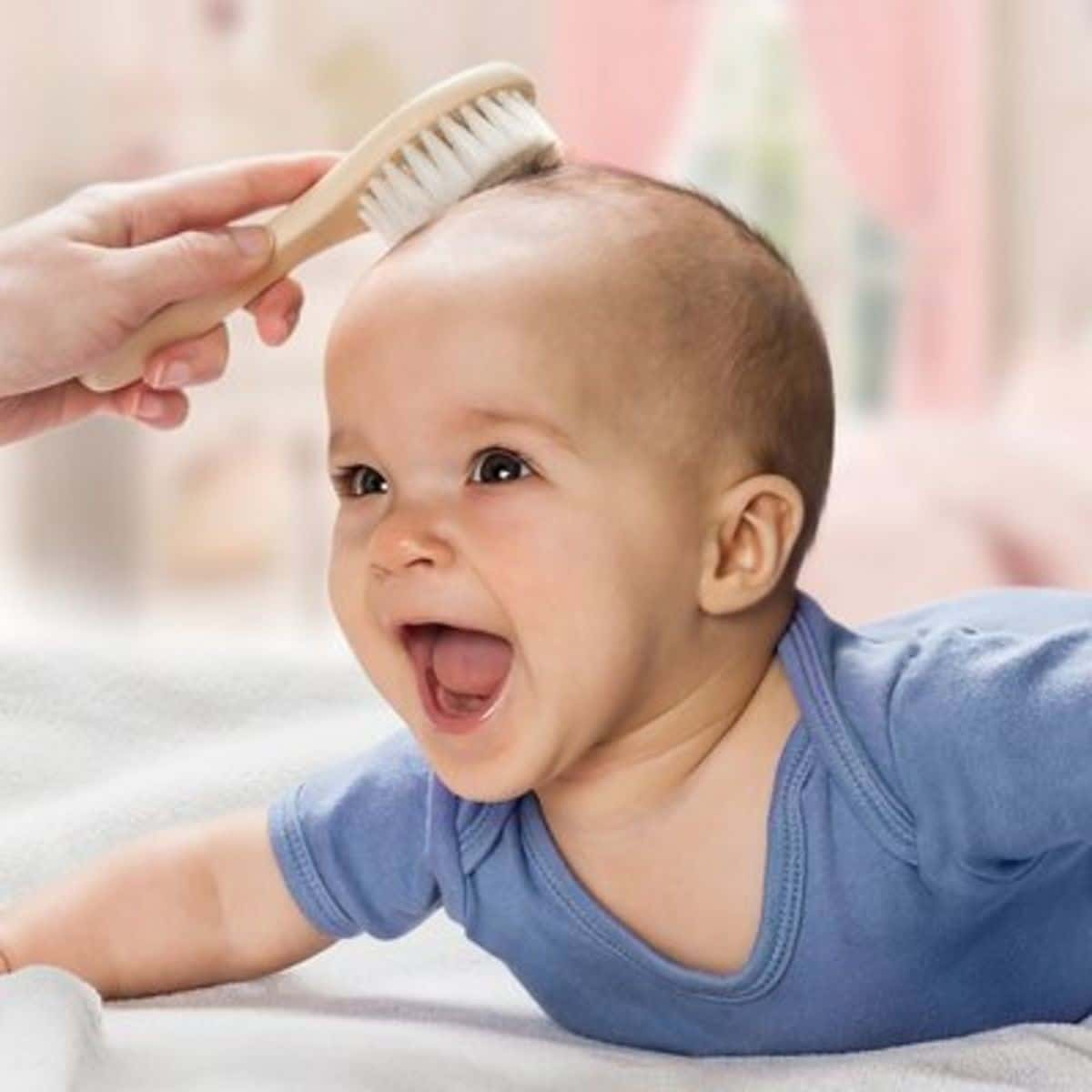 Enfant Coiffure Bouclée Tenir La Brosse à Cheveux Ou Le Peigne Peigner Les  Cheveux Avant D'aller Dormir Concept D'habitudes De Coiffure Revitalisant  Ou Masque Huile Organique Peigne Cheveux Fille Cheveux Longs Bouclés