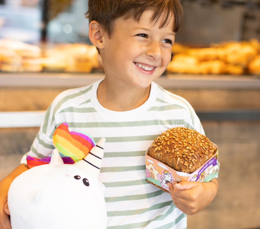 Enfant avec du pain licorne de Pummeleinhorn