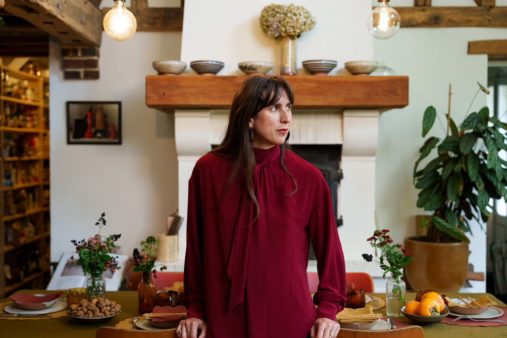 Alice Roca in front of her table dressed as Tomète