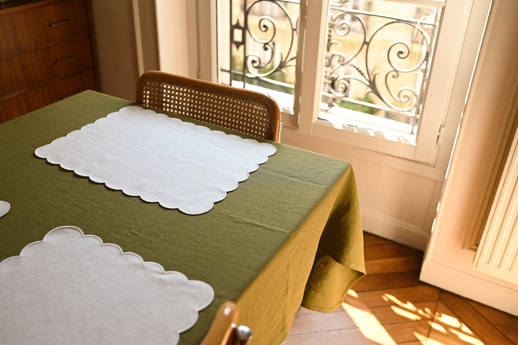 Tomète's white rectangular scalloped placemats on Diane's table (@dianousssh)