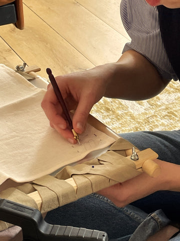 Broderies personnalisées Tomète - enfilage du fil au crochet de Luneville