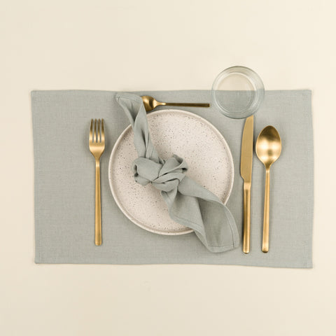 Tomète - tie a knot with your napkin and place it in the center of your plate