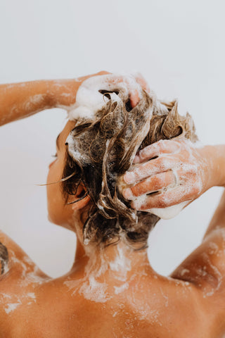 Chlor tritt auch in Wechselwirkungen mit Shampoos und anderen Kosmetika und kann dadurch giftige Dämpfe bilden, die deine Gesundheit schädigen können.