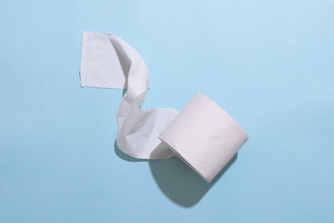 Die Skandale rund um die PFAS-Belastung in Alltagsprodukten häufen sich. Jetzt ist bekannt, dass PFAS auch in Hygieneartikeln wie Toilettenpapier, Zahnseide oder Periodenunterwäsche stecken kann.