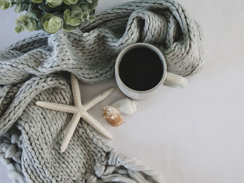 Ein heißer Tee und warme Socken helfen dir, dich kuschelig warm zu fühlen.