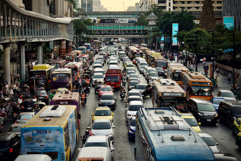 Viel Verkehr in unseren Städten treibt die Feinstaubbelastung und Stickstoffdioxid-Emissionen in die Höhe.