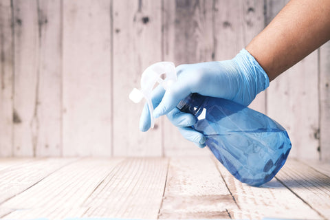 Auch Reinigungsmittel können deine Raumluft mit Schadstoffen belasten.