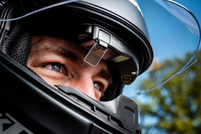 Mit dem TILSBERK Head Up Display behältst du bei Motorradfahrten immer den Blick auf der Straße.