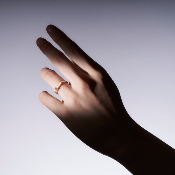 K18 ダイヤリング Shirusu(しるす) 着用イメージ。マリッジリング・結婚指輪として使えるダイヤモンド入りのリングです。
