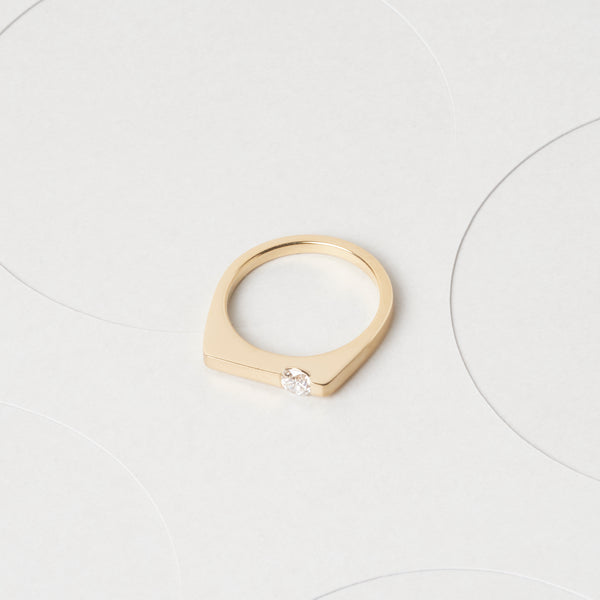 K18 diamond ring "Shirusu" image from a distance. A simple and modern Japanese design ring by MENTOSEN for wedding, engagement and bridal.