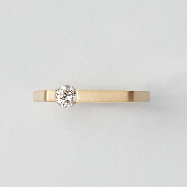 K18 ダイヤリング Shirusu(しるす) 上からの画像。マリッジリング・結婚指輪として使えるダイヤモンド入りのリングです。
