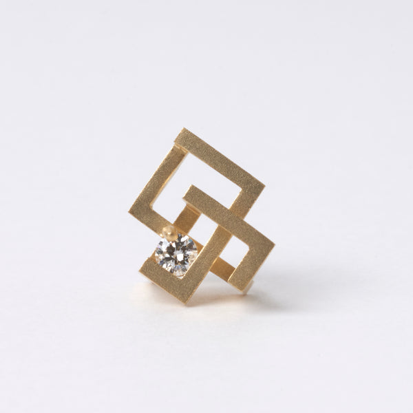 K18 diamond pendant "By-Pass" enlarged image. It has a modern, geometric design by japanese jewelry brand MENTOSEN.