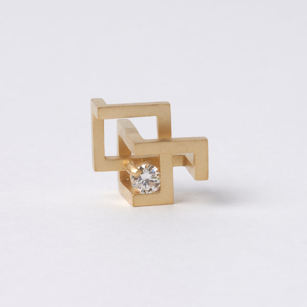 K18 diamond pendant "By-Pass" enlarged image. It has a modern, geometric design by japanese jewelry brand MENTOSEN.