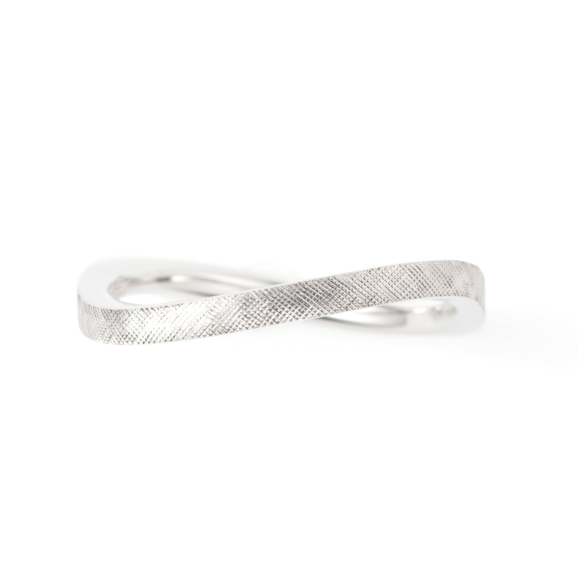 Silver925 リング Hineru(ひねる)。上下で10°ずつひねられたモダンデザインで、マリッジリング・結婚指輪、普段使いにも。