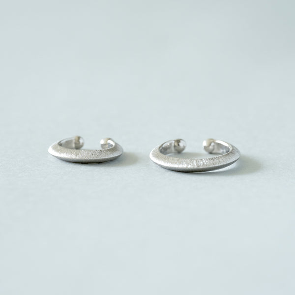 Silver925 シルバー イヤーカフ　かける[Kakeru]。シンプルな輪っかのイヤカフに、柔らかなつや消しをかけて質感を出しています。