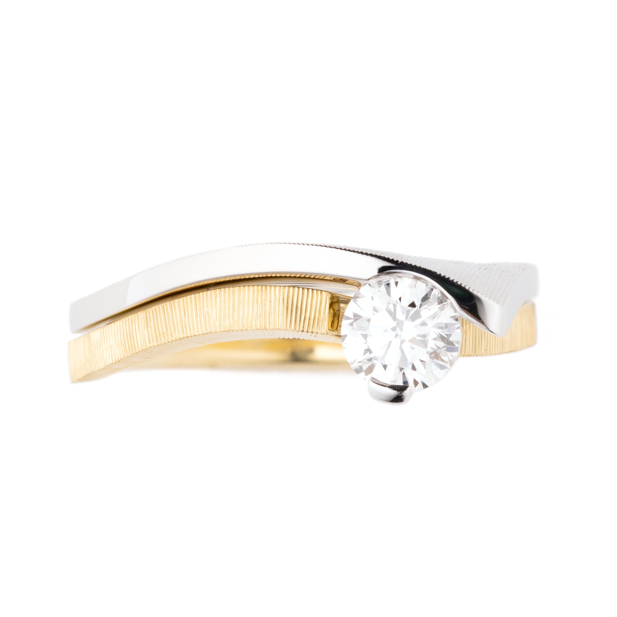 Pt950 ダイヤリング Sorow(そろう)。曲線を描いたモダンデザインのダイヤモンド入りコンビリング。マリッジリング・結婚指輪、普段使いにも。