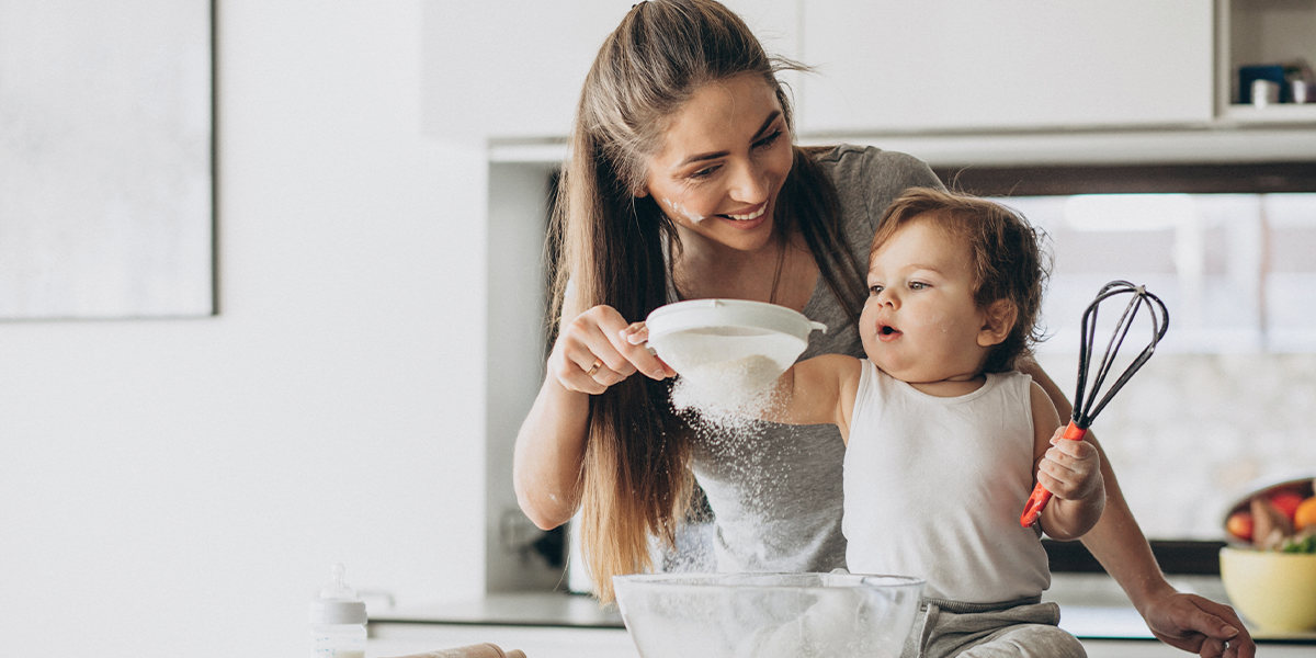 imagem de mãe e bebê preparando comida